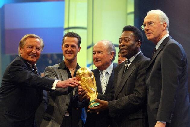 V.li.: DFB Präsident Gerhard Mayer Vorfelder, Michael Schumacher, FIFA Präsident Sepp Blatter (Schweiz), Pele (Brasilien) und OK Präsident Franz Beckenbauer bei der Auslosung der Qualifikationsgruppen zur FIFA Weltmeisterschaft 2006 mit dem FIFA Weltpokal Fußball WM Herren Auslosung Qualifikationsgruppen 2003, Qualifikation, Gruppenauslosung Gruppe Weltmeisterschaftspokal, Pokal Frankfurt M., Trophäe, Josef, Joseph