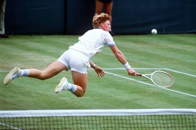 Boris Becker (Deutschland) mit dem berühmten und nach ihm benannten Beckerhecht Tennis Herren All England Championships 1985, Grand Slam, Rasen, Rasenplatz, Rasentennis, Vdia Einzelbild Wimbledon London Dynamik,