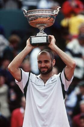 French Open Sieger Andre Agassi (USA) stemmt den Pokal Tennis Herren French Open 1999, Grand Slam, Vdia Einzelbild Paris Freude,