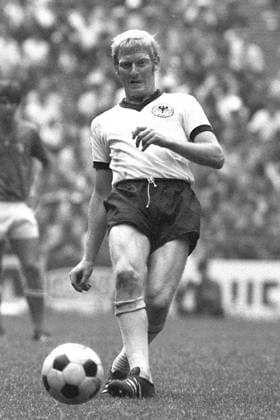 Karl-Heinz Schnellinger (BR Deutschland) am Ball Fußball WM Herren Weltmeisterschaft 1970, Länderspiel, Halbfinale, Nationalmannschaft, Nationalteam, Nationaltrikot Einzelbild Mexico-City, Mexiko-Stadt Dynamik,