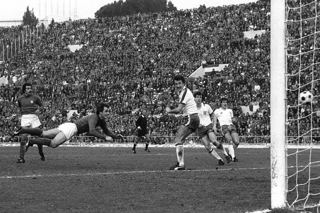 Roberto Bettega (li., Italien) köpft mit einem sehenswerten Flugkopfball das 2:0 gegen die Engländer Fußball Länderspiel Herren Weltmeisterschaftsqualifikation 1976, Qualifikation, Länderspiel, Nationalmannschaft, Nationalteam, Gruppe Rom Dynamik,