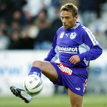 Thomas Häßler (Salzburg) am Ball Fußball Herren tmobileBundesliga 2003 2004, SV Wüstenrot Salzburg Einzelbild Salzburg Dynamik,