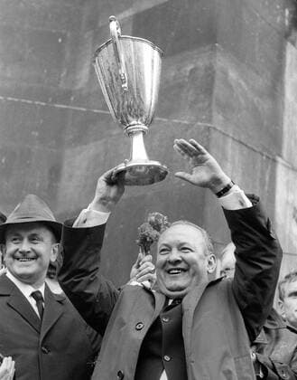 Trainer Zlatko Cajkovski (Bayern) präsentiert auf dem Münchner Rathausbalkon den Europapokal der Pokalsieger Fußball EC 2 Herren Europacup der Pokalsieger 1966 1967, FC Bayern München, Empfang, Rathaus, Balkon, Rathausplatz, Einzelbild München Begeisterung, Freude,