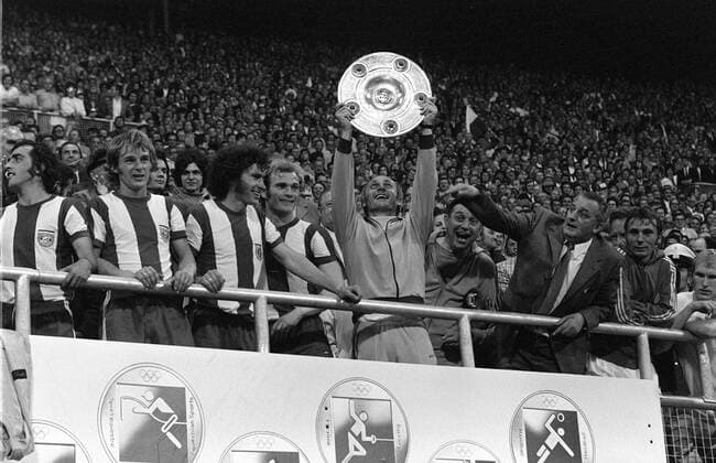 Meistertrainer Udo Lattek (Bayern) präsentiert die Meisterschale, v.li.: Franz Krauthausen, Rainer Zobel, Paul Breitner, Uli Hoeneß, re. die Schalker Reinhard Stan Libuda und Rolf Rüssmann Fußball 1. BL Herren Saison 1971 1972, FC Bayern München - FC Schalke 0:4 Totale München Glück, Begeisterung, Freude,