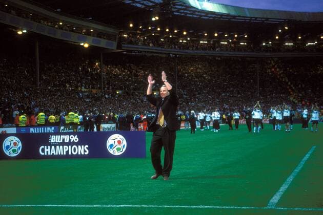 Deutschland ist Europameister 1996 - Bundestrainer Berti Vogts (Deutschland) bedankt sich bei den Anhängern Fußball EM Herren Europameisterschaft 1996, Länderspiel, Nationalmannschaft, Nationalteam, Finale, Endspiel, Vneg Einzelbild London Freude,