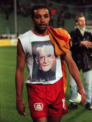 Ferreira da Rosa Emerson (Leverkusen) in einem T-Shirt mit dem Porträt seines Vaters Fußball 1. BL Herren Saison 1999 2000, Bayer 04 Leverkusen, Vneg Einzelbild Leverkusen