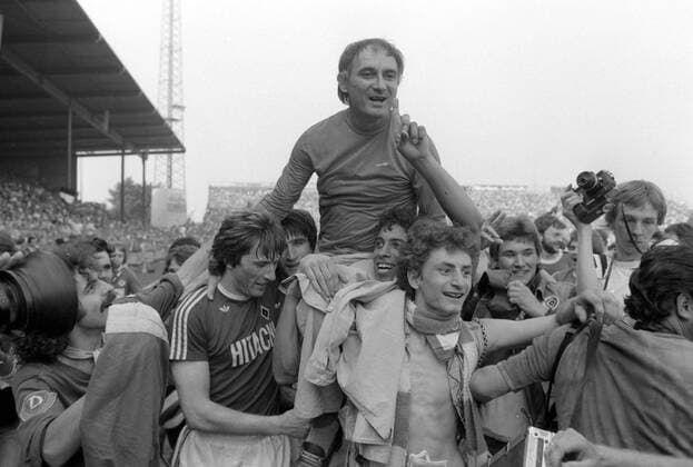 Trainer Branko Zebec (oben) wird von seinen Spielern auf Schultern getragen, v.li.: Manfred Kaltz, Ivan Buljan und William Hartwig (alle HSV) Fußball 1. BL Herren Saison 1978 1979, Bielefeld - Hamburger SV 0:0, Hamburg Gruppe Branco Bielefeld