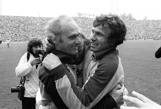Fußball, Borussia Mönchengladbach, Deutscher Meister 1977 Trainer Udo Lattek (li.) und Jupp Heynckes (beide Gladbach) - Schlußjubel Fußball 1. BL Herren Saison 1976 1977, München - Borussia Mönchengladbach 2:2 Gruppe München Glück, Begeisterung, Freude,