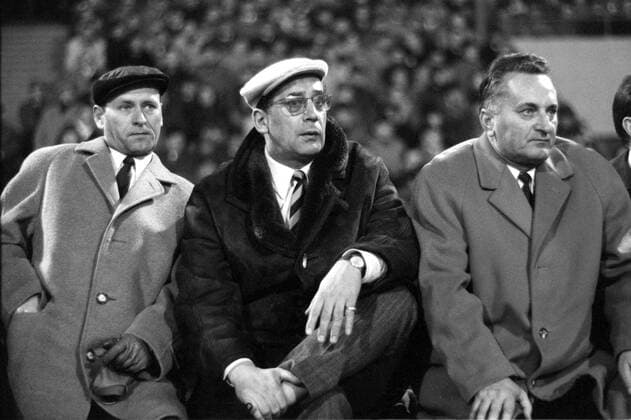 Trainer Max Merkel (Mitte) zwischen Co-Trainer Robert Körner (li.) und Betreuer Fred Böhm (alle Nürnberg) Fußball 1. BL Herren Saison 1967 1968, 1. FC Nürnberg Gruppe Nürnberg