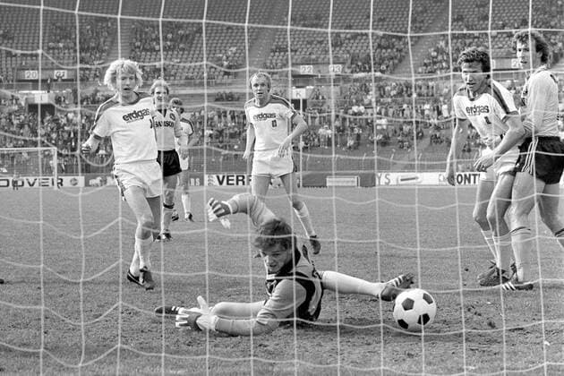 Schützenfest: Calle del Haye (li.) trifft zum 9:0, Hans-Jürgen Wittkamp (Mitte) und Jupp Heynckes (alle Gladbach) sehen es gerne, Torwart Peter Endrulat und Armand Theiss (beide BVB) haben langsam genug Fußball 1. BL Herren Saison 1977 1978, Borussia Mönchengladbach - Borussia Dortmund 12:0 Gruppe Düsseldorf, Carl, Karl, Kalle, höchster Sieg Dynamik,