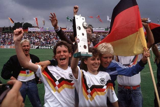 Jutta Nardenbach (li.), Petra Damm (Mitte) und Doris Fitschen (alle Deutschland) präsentieren stolz den EM-Pokal Fußball EM Damen Europameisterschaft 1989, Nationalmannschaft, Nationalteam, Nationaltrikot, Frauen, Frauenfußball, Gruppe Osnabrück Freude, Begeisterung,