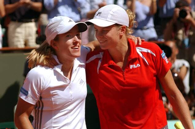 Tennis, US Open Damen Finale 2003, Justine Henin-Hardenne - Kim Clijsters Siegerin Justine Henin Hardenne (li.) umarmt die unterlegene Finalgegnerin Kim Clijsters (beide Belgien) Tennis Damen US Open 2003, WTA Tour, Grand Slam Gruppe Flushing Meadow New York Harmonie, Freude, Kameradschaft,
