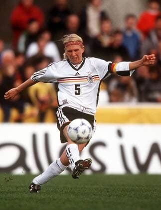 Doris Fitschen (Deutschland) zieht ab Fußball Länderspiel Damen Frauennationalmannschaft 1999, Nationalmannschaft, Nationalteam, Nationaltrikot, Frauen, Länderspiel Einzelbild Holzwickede Dynamik,