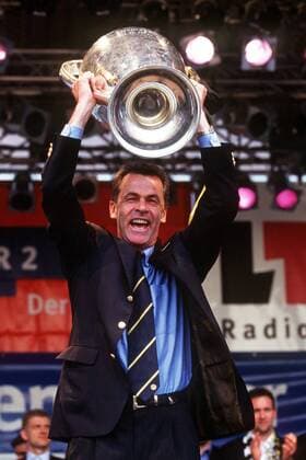 Trainer Ottmar Hitzfeld (BVB) präsentiert den Champions League Pokal Fußball EC 1 Herren Champions League Finale 1996 1997, Endspiel, Borussia Dortmund, Europapokalsieger Einzelbild München Glück, Freude, Begeisterung,