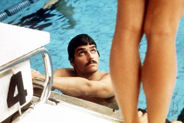 Mark Spitz (USA) bewundert hübsche Frauenbeine am Beckenrand Schwimmen OS Sommer Herren Olympische Spiele 1972, Sommerspiele, Olympia, Olympiade, Schwimmsport, Vdia Einzelbild München