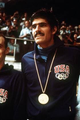 Olympiasieger Mark Spitz (USA) mit seiner Goldmedaille während der Siegerehrung Schwimmen OS Sommer Herren Olympische Spiele 1972, Sommerspiele, Olympia, Olympiade, Schwimmsport, 200m, 200 m, Meter, Vdia Einzelbild München