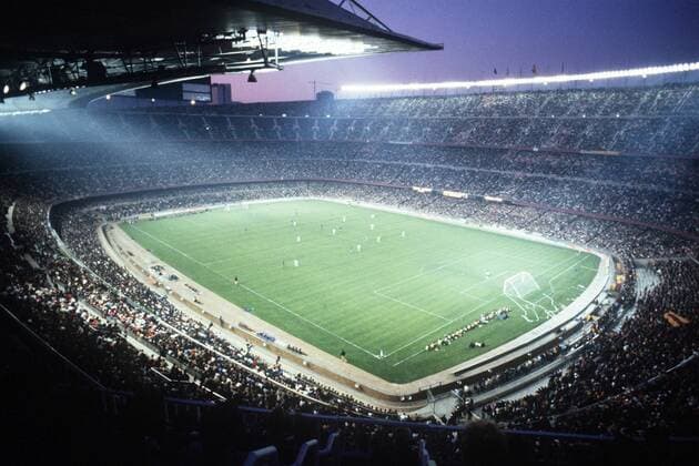 Fußball, Stadiongeschichte FC Barcelona Volle Ränge im abendlich erleuchteten Estadio Nou Camp Fußball Herren Primera Division 1998 1999, 1. Spanische Liga, FC Barcelona, Barca, Vdia Totale Estadio Nou Camp Barcelona Masse,