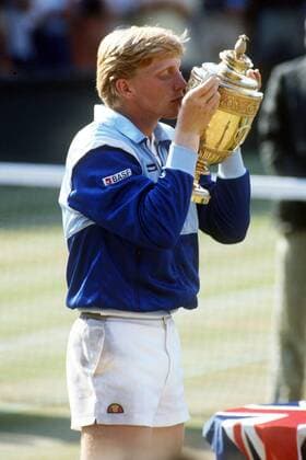 Boris Becker (BRD) küßt stolz seine Trophäe Tennis Herren All England Championships 1985, ATP-Tour, Grand Slam, Rasen, Rasenplatz, Rasentennis, Rasenturnier Einzelbild Wimbledon London