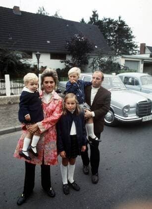 Uwe Seeler (HSV, re.) mit Ehefrau Ilka und den Töchtern Kerstin (li.), Helle (Mitte) und Frauke Fußball 1. BL Herren Saison 1970 1971, Hamburger SV Gruppe Aufnahmedatum geschätzt, Kind, Kinder Hamburg