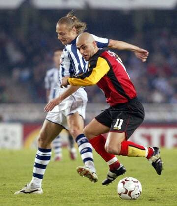 Hasan Sas (re., Galatasaray) gegen Valeri Karpin (San Sebastian) Fußball EC 1 Herren Champions League 2003 2004, Real Sociedad San Sebastian - Galatasaray Istanbul 1:1 Gruppe San Sebastian Dynamik,