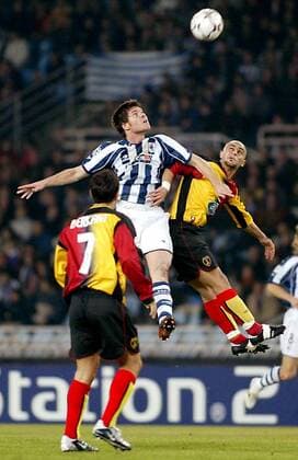 Xabi Alonso Olano (li., San Sebastian) gegen Hasan Sas (Galatasaray) Fußball EC 1 Herren Champions League 2003 2004, Real Sociedad San Sebastian - Galatasaray Istanbul 1:1 Gruppe San Sebastian Dynamik, Höhe,