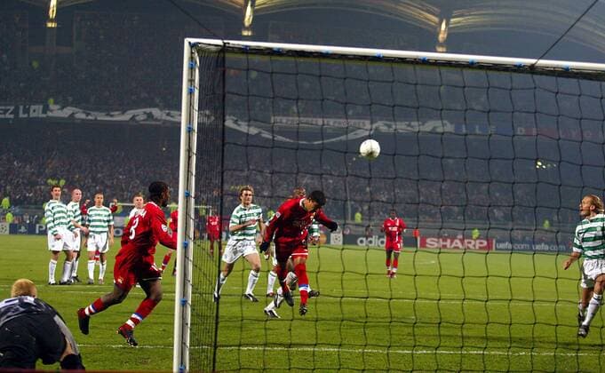 Giovane Elber (Lyon) köpft zur 1:0-Führung ein, Torwart Hedman (li, Celtic) befindet sich auf Abwegen Fußball EC 1 Herren Champions League 2003 2004, Olympique Lyonnais - Celtic Glasgow 3:2, OL, Totale Lyon Dynamik,  
