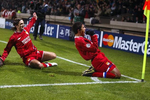 Giovane Elber (re.) und Jeremie Berthod (beide Lyon) - Torjubel an der Eckfahne Fußball EC 1 Herren Champions League 2003 2004, Olympique Lyonnais, OL, Gruppe Lyon Freude, Begeisterung,  