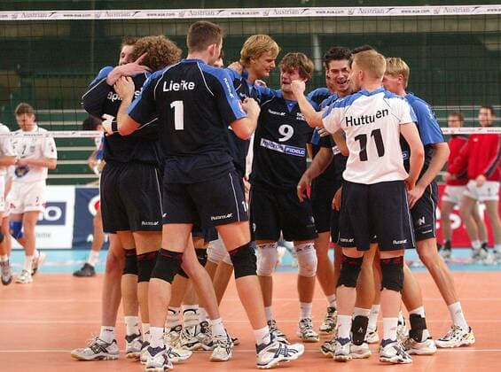 Mannschaftsjubel SCC Berlin, u.a. v.li.: Marco Liefke, Robert Kromm, Christoph Eichbaum (9) und Nisse Huttunen Volleyball EC 1 Herren Champions League 2003 2004, SC Charlottenburg Berlin Gruppe Berlin Freude, Begeisterung,