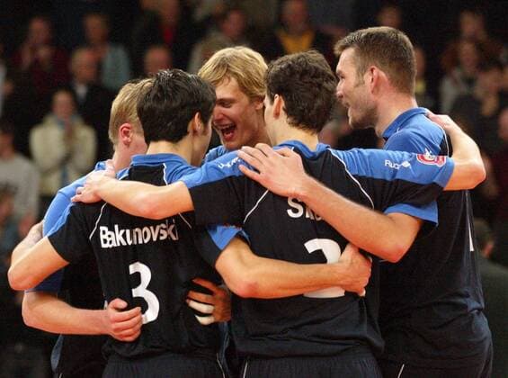 Mannschaftsjubel SCC Berlin, v.li.: Eugen Bakumovski, Robert Kromm, Jaroslav Skach und Marco Liefke Volleyball EC 1 Herren Champions League 2003 2004, SC Charlottenburg Berlin Gruppe Berlin Harmonie, Freude, Kameradschaft,