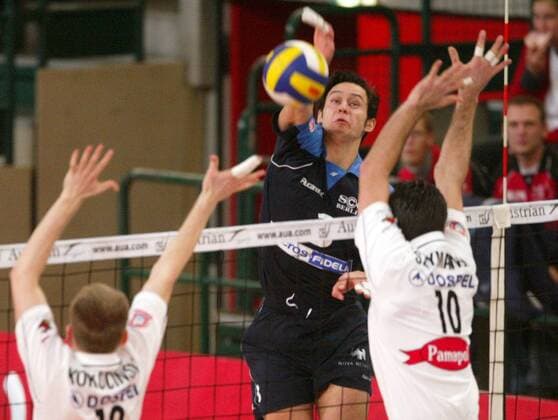 Eugen Bakumovski (SCC Berlin) mit einem Schmetterball gegen Szymanski (Czestochowa, re.) Volleyball EC 1 Herren Champions League 2003 2004, SC Charlottenburg Berlin - Pamapol AZS Czestochowa 3:2 Gruppe Berlin Dynamik,