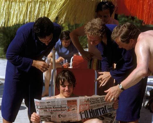 Hans Müller (li.) und Lothar Matthäus (Mitte) und Karl-Heinz Rummenigge (alle BR Deutschland) lesen nach ihrem ersten Gruppenspiel die Bild Zeitung Fußball EM Herren DEUTSCHSPRACHIGE SPORTZEITSCHRIFTEN UND -ZEITUNGEN NUR NACH RÜCKSPRACHE, Europameisterschaft 1980 Gruppe BRD, Nationalmannschaft, Nationalteam Hotel, Quartier, Mannschaftsquartier, Unterkunft
