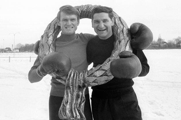 Torwart Petar Radenkovic (1860, re.) und Kollege Sepp Maier (Bayern) sind gemeinsame Sieger beim scherzhaften Boxderby im Schnee Fußball 1. BL Herren Saison 1966 1967, TSV 1860 München, FC Bayern München, Shooting, Fotoshooting, Fototermin Gruppe Derby, Lokalderby, Ortsderby, Stadtderby München Harmonie, Kameradschaft,