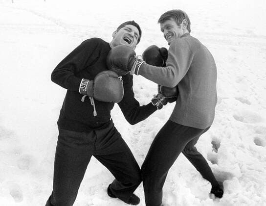 Torwart Petar Radenkovic (1860, li.) und Kollege Sepp Maier (Bayern) tragen ein Boxderby im Schnee aus - alles nur Spaß... Fußball 1. BL Herren Saison 1966 1967, TSV 1860 München, FC Bayern München, Shooting, Fotoshooting, Fototermin Gruppe Derby, Lokalderby, Ortsderby, Stadtderby München, Konkurrenten, Konkurrenzkampf Freude,