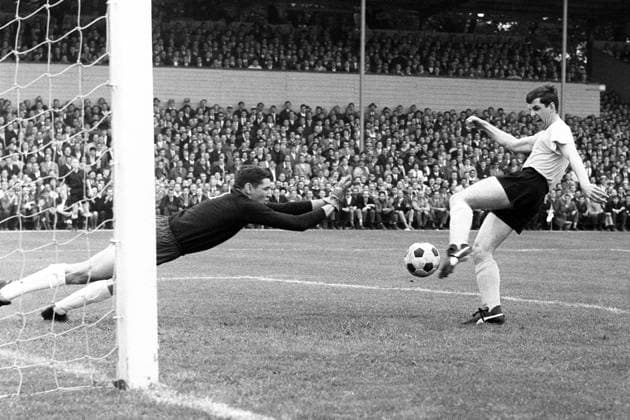 Torwart Petar Radenkovic (1860, li.) wirft sich wagemutig dem einschußbereiten Lothar Emmerich (BVB) entgegen Fußball 1. BL Herren Saison 1967 1968, TSV 1860 München - Borussia Dortmund 3:0 Gruppe München, Torchance Dynamik, Kampf, Abwehr,