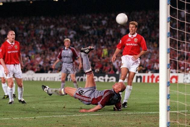 Carsten Jancker (unten, Bayern) - Fallrückzieher, die ManU-Defensive entsetzt Fußball EC 1 Herren Champions League 1998 1999, Manchester United - FC Bayern München 2:1, Finale, Endspiel, Vneg Gruppe Barcelona Dynamik, Spannung,