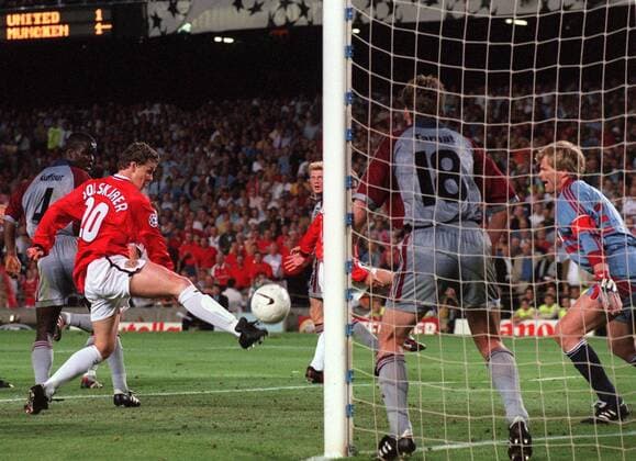 Ole Gunnar Solskjaer (li., ManU) erzielt in der Nachspielzeit das 2:1, Torwart Oliver Kahn (re.) und Michael Tarnat (18, beide Bayern) machtlos auf der Linie Fußball EC 1 Herren Champions League 1998 1999, Manchester United - FC Bayern München 2:1, Finale, Endspiel, Vneg Gruppe Barcelona Dynamik,