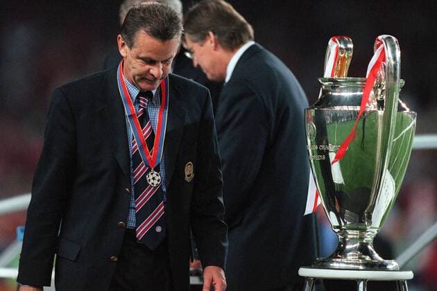 Trainer Ottmar Hitzfeld (Bayern) geht gesenkten Hauptes an dem in letzter Minute verlorenen Pokal vorbei Fußball EC 1 Herren Champions League 1998 1999, FC Bayern München, Finale, Endspiel, Vneg Einzelbild Barcelona Enttäuschung,