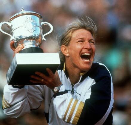 Tennis, Angelique Kerber führt als erste Deutsche nach Steffi Graf die Weltrangliste an Steffi Graf (Deutschland) präsentiert begeistert ihren Siegerpokal Tennis Damen French Open 1999, Grand Slam, WTA-Tour Einzelbild Roland Garros Paris Glück Freude, Begeisterung,