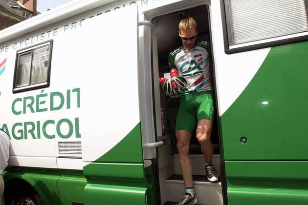 Jens Voigt (Deutschland Credit Agricole) verläßt den Mannschaftsbus Radsport Herren Tour de France 2003, Straßenradsport, Rad, Straße, Vdig Einzelbild 3. Etappe: Charleville-Mezieres - Saint-Dizier