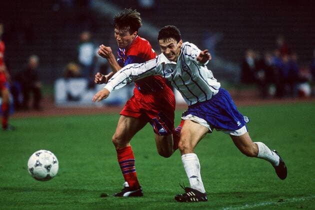 Lothar Matthäus (li., Bayern) setzt sich durch Fußball EC 1 Herren Champions League 1994 1995, FC Bayern München - Dinamo Kiev 1:0, Dynamo, Vneg Gruppe München Dynamik