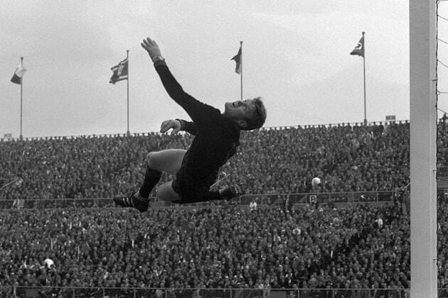 Torwart Sepp Maier (Bayern) - Parade Fußball 1. BL Herren DFB-Pokal 1966 1967, FC Bayern München, Endspiel, Finale, Pokalfinale, Pokalendspiel, Vneg, Vsw Einzelbild Stuttgart Dynamik, Höhe, Abwehr,