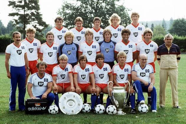 Mannschaftsbild HSV - hinten v.li.: Felix Magath, Wolfram Wuttke, Allan Hansen, Wolfgang Rolff, Ditmar Jakobs; Mitte: Co Ohlhauser, Dieter Schatzschneider, Jürgen Groh, Keeper Uwe Hain, Michael Schröder, Torwart Uli Stein, Jimmy Hartwig, Manfred Kaltz... Fußball 1. BL Herren Saison 1983 1984, Hamburger SV, Vorstellung, Präsentation, Pressetermin, Vneg Totale Deutscher Meister, Europapokal der Landesmeister Hamburg