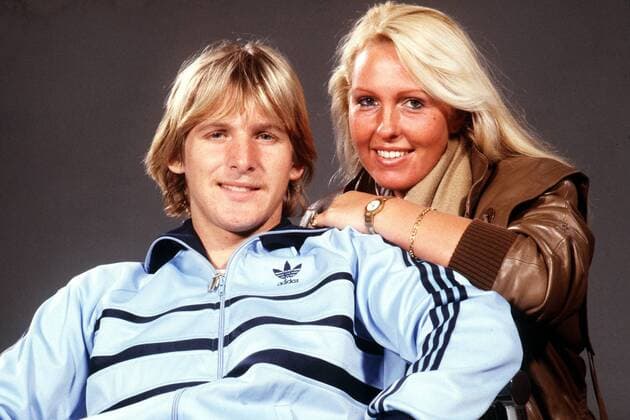 Bernd Schuster (vorn, Köln) und seine Ehefrau Gaby Fußball 1. BL Herren Saison 1980 1981, 1. FC Köln, Shooting, Fotoshooting, Fototermin, Studioshooting, Vdia Gruppe Köln