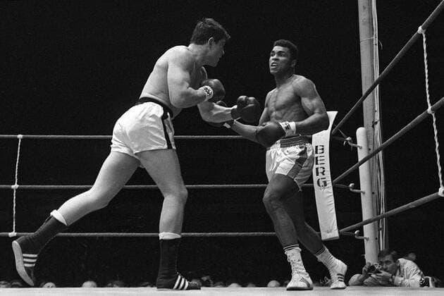Karl Mildenberger (li., Deutschland) gegen Muhammad Ali (USA) Boxen WM Herren Weltmeisterschaft 1966, Boxsport, Profiboxen, Schwergewicht, Vneg, Vsw Gruppe Frankfurt M. Dynamik,