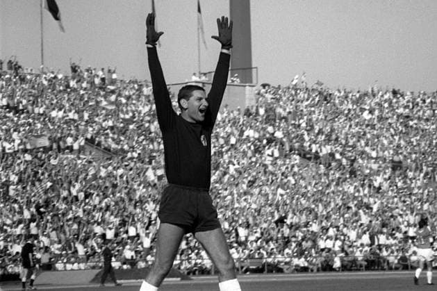 Torwart Petar Radenkovic (1860) - Torjubel Fußball 1. BL Herren DFB-Pokalfinale 1963 1964, TSV 1860 München, Pokalspiel, Pokal, Finale, Endspiel, Vneg, Vsw Einzelbild Stuttgart Freude, Begeisterung,