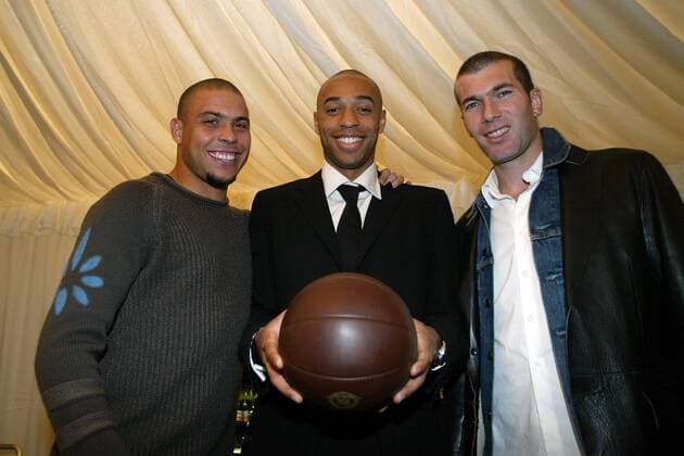 Die Weltfußballer 2003 - Ronaldo (Brasilien, 3. Platz, li.), Thierry Henry (2. Platz, Mitte) und Zinedine Zidane (beide Frankreich, 1. Platz) - mit einem Fußball aus früheren Tagen Fußball Herren Wahl zum Weltfußballer des Jahres 2003, FIFA World Player of the Year Award, Fußballer, Gruppe Basel