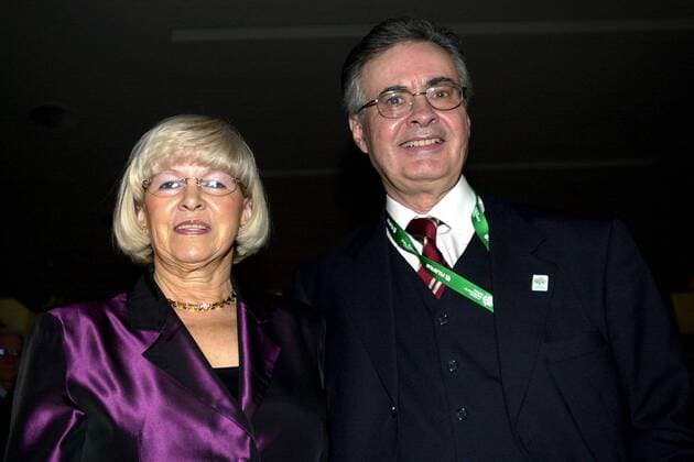 DFL-Geschäftsführer Wilfried Straub (Deutschland) mit seiner Ehefrau Petra auf einem Empfang anläßlich der FIFA-Tagung in Frankfurt Fußball Herren Gala 2003, Empfang, Feier Gruppe Frankfurt M.