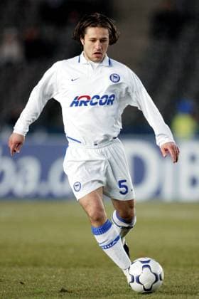 Niko Kovac (Hertha) am Ball Fußball 1. BL Herren Saison 2003 2004, Hertha BSC Berlin Einzelbild Berlin Dynamik,