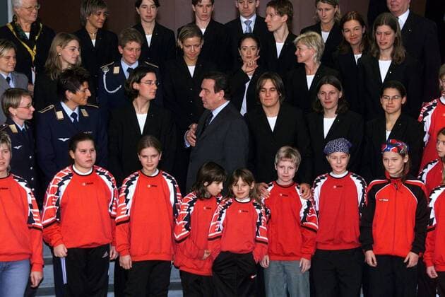Bundeskanzler Gerhard Schröder (SPD, Mitte) empfängt die Weltmeisterinnen der Deutschen Nationalmannschaft, hier im Gespräch mit Birgit Prinz Fußball WM Damen Weltmeisterschaft 2003, Empfang der Frauen Nationalmannschaft im Bundeskanzleramt, Nationalteam Totale Berlin