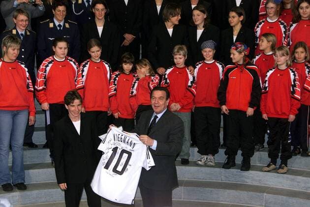 Bundeskanzler Gerhard Schröder (SPD) bekommt von Bettina Wiegmann (beide Deutschland) ein Trikot mit den Unterschriften der Nationalspielerinnen überreicht Fußball WM Damen Weltmeisterschaft 2003, Empfang der Frauen Nationalmannschaft im Bundeskanzleramt, Nationalteam Totale Berlin